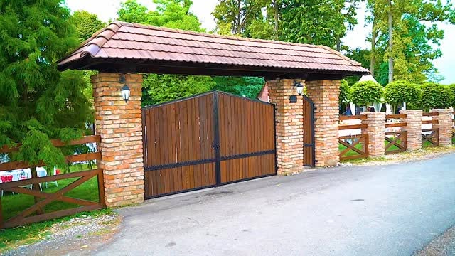 Ulazna kapija Villa Hedonia